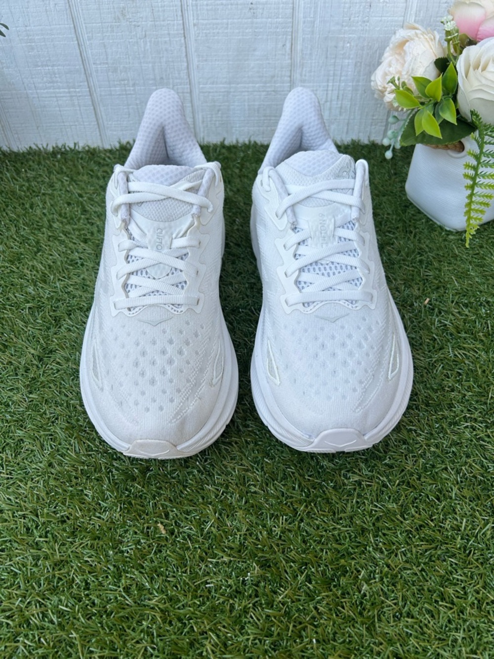 HOKA Clifton 9 EVERYDAY RUNNING women Shoes
size 7.5 White / White gently used - Picture 12 of 16